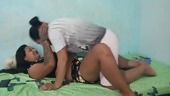 Empleadas de servicio disfrutan del sexo lésbico lamiéndose el coño la una a la otra