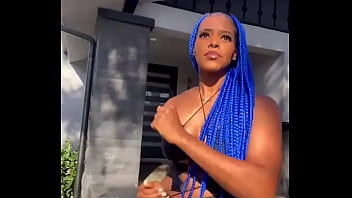 Safada se exibindo deixando buceta aparecer no tictoc