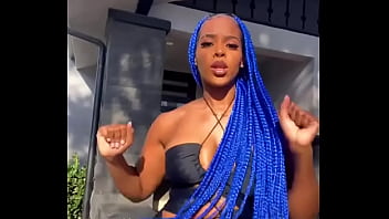 Safada se exibindo deixando buceta aparecer no tictoc