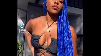 Safada se exibindo deixando buceta aparecer no tictoc