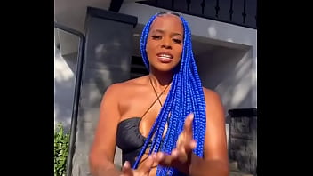 Safada se exibindo deixando buceta aparecer no tictoc