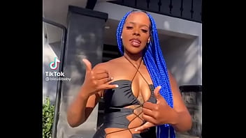 Safada se exibindo deixando buceta aparecer no tictoc