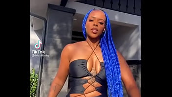 Safada se exibindo deixando buceta aparecer no tictoc