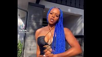 Safada se exibindo deixando buceta aparecer no tictoc