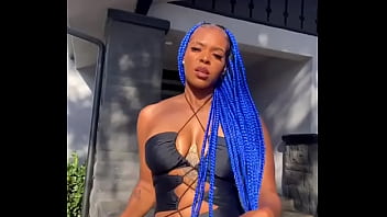 Safada se exibindo deixando buceta aparecer no tictoc