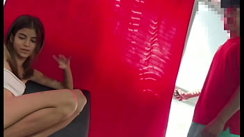 Sexo con hermanastra de cuerpo natural se distrajo jugando con una gran polla historia completa