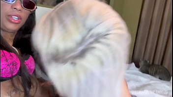 Policial Fardado Não Resiste A Essas Duas Ninfetas Põe A Mina Loira Pra Mamar E Maceta A Bucetinha Da Morena thumbnail
