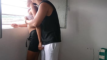 Follandome a mi hermanastra al lado de la ventana con cuidado de que los vecinos no nos vean