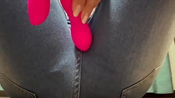 ジーンズ履いたまま大人のおもちゃの振動でオナニーしてたらヘロヘロになってしまいました 。