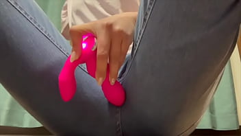 ジーンズ履いたまま大人のおもちゃの振動でオナニーしてたらヘロヘロになってしまいました 。