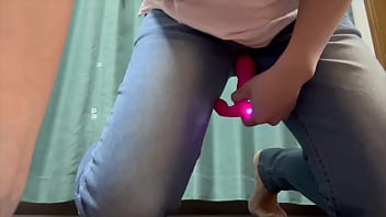 ジーンズ履いたまま大人のおもちゃの振動でオナニーしてたらヘロヘロになってしまいました 。