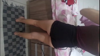 Esposa faxinando casa