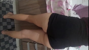 Esposa faxinando casa