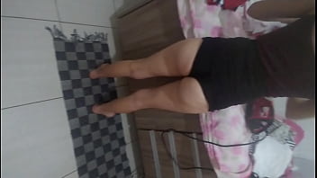 Esposa faxinando casa