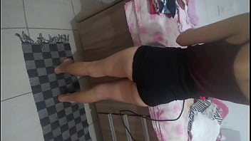 Esposa faxinando casa