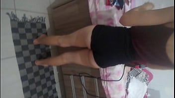 Esposa faxinando casa