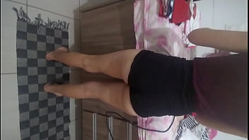 Esposa faxinando casa