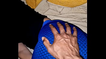 Ella se descuida y termina con una verga en su coño Ella se descuida y termina con una verga en su coño