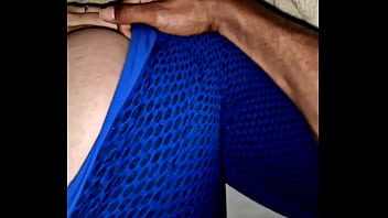 Ella se descuida y termina con una verga en su coño Ella se descuida y termina con una verga en su coño