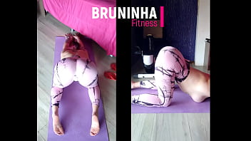 Gostosa rabuda se alongando toda abertinha