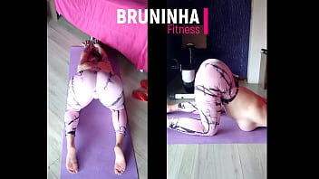 Gostosa rabuda se alongando toda abertinha