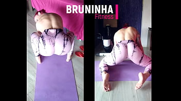 Gostosa rabuda se alongando toda abertinha