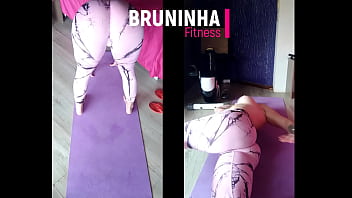 Gostosa rabuda se alongando toda abertinha