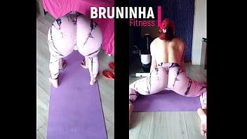 Gostosa rabuda se alongando toda abertinha