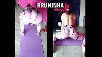 Gostosa rabuda se alongando toda abertinha