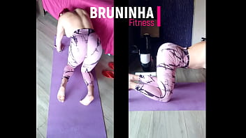 Gostosa rabuda se alongando toda abertinha