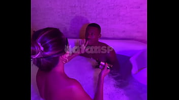 Gataaasp a esposa hotwife dando pro negão sem camisinha na banheira