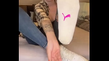 Enjoy the sight of my sweaty soles ️ full video on of#feet #feetworld #fetisch girl creat