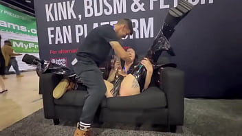 Playing around with rxvenvxce at the darkfans com booth at exxxotica she loves a good pussy whipping