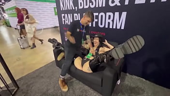 Playing around with rxvenvxce at the darkfans com booth at exxxotica she loves a good pussy whipping