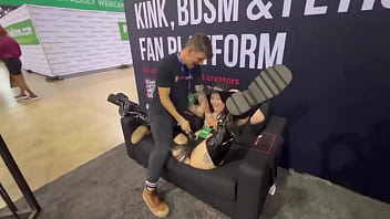 Playing around with rxvenvxce at the darkfans com booth at exxxotica she loves a good pussy whipping