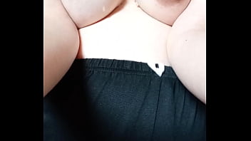 Milf incinta si sputa il seno e i capezzoli