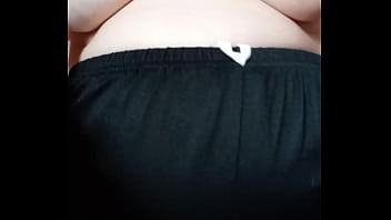 Milf incinta si sputa il seno e i capezzoli