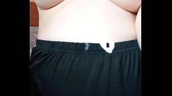 Milf incinta si sputa il seno e i capezzoli