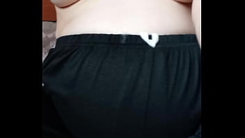 Milf incinta si sputa il seno e i capezzoli