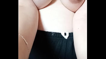 Milf incinta si sputa il seno e i capezzoli