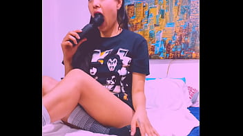 Bluee masturbates for all her followers and shows her pussy