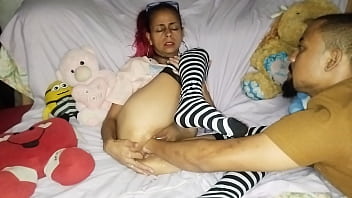 Ajudando a milf enfiando a minha mão dentro da sua buceta