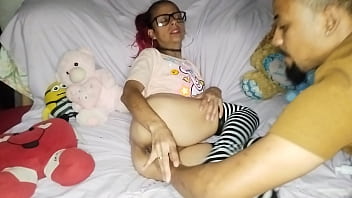 Ajudando a milf enfiando a minha mão dentro da sua buceta