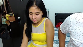 Mi hermanastra quiere perder su virginidad con mi marido y otro chico mas esta ves dejo que mi marido lama todo su coño mientras ella chupaba un tacon alto imaginando otra verga en un trio