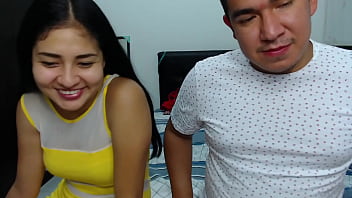 Mi hermanastra quiere perder su virginidad con mi marido y otro chico mas esta ves dejo que mi marido lama todo su coño mientras ella chupaba un tacon alto imaginando otra verga en un trio