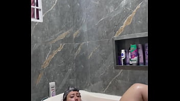 Tomando banho pela primeira vez na minha banheira meu novo banheiro só foi possível graças a vocês punheteiros muito obrigada meus amores