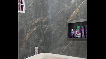 Tomando banho pela primeira vez na minha banheira meu novo banheiro só foi possível graças a vocês punheteiros muito obrigada meus amores