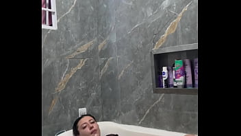 Tomando banho pela primeira vez na minha banheira meu novo banheiro só foi possível graças a vocês punheteiros muito obrigada meus amores