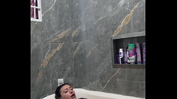 Tomando banho pela primeira vez na minha banheira meu novo banheiro só foi possível graças a vocês punheteiros muito obrigada meus amores