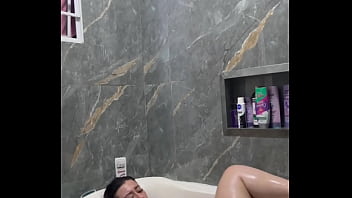 Tomando banho pela primeira vez na minha banheira meu novo banheiro só foi possível graças a vocês punheteiros muito obrigada meus amores